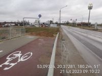 20) 2023-02-21 Koniec ciągu pieszo-rowerowego na zjeździe z wiaduktu kolejowego w stronę Mławy