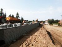 72) 2022-08-24 Mur oporowy - zasypka i montaż prefabrykatów